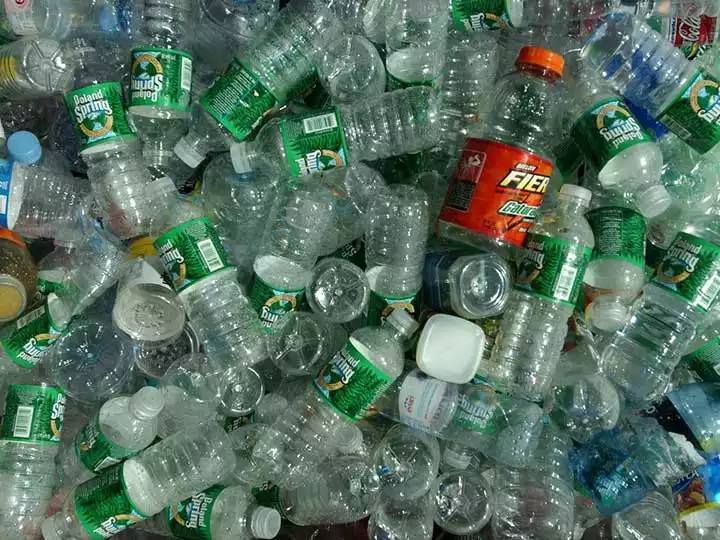 Residuos de botellas de PET con etiquetas.