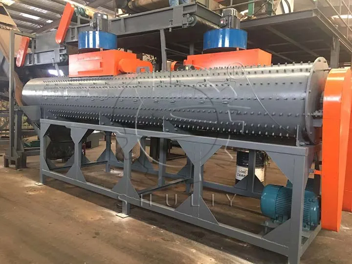 machine à enlever les étiquettes des bouteilles en PET dans une usine