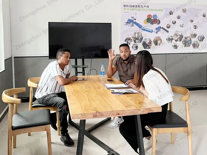 Les clients éthiopiens communiquent avec nous