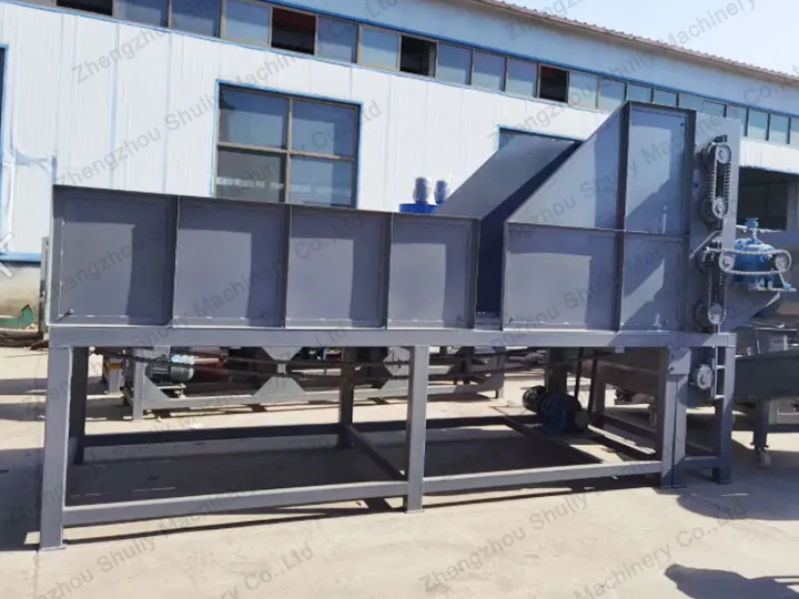 Plastic recycling bale opener