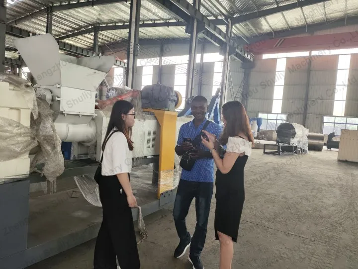 Un client togolais a visité l'usine de machines de recyclage de plastique de Shuliy