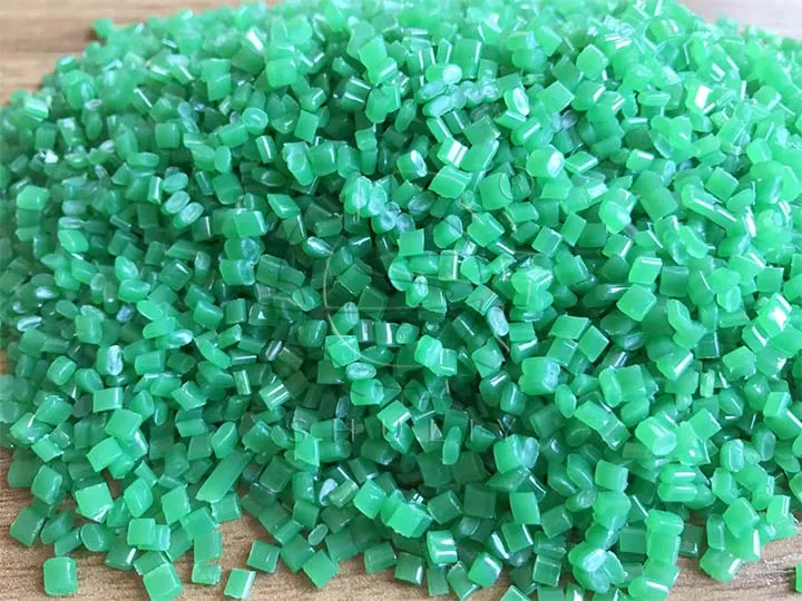 grânulos de plástico reciclado