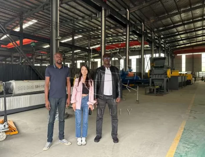 Des clients nigérians visitent nos machines d'usine de recyclage de plastique