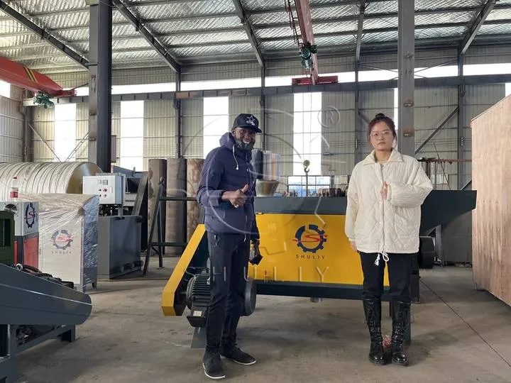 多哥客户参观废塑料回收机厂