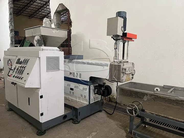 PET flakes pelletizing machine